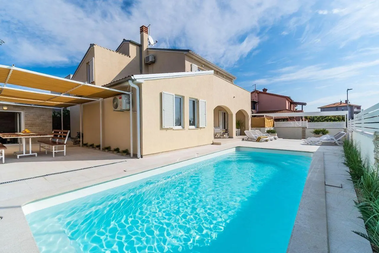 Villa Mit Salzwasserpool, Billard, Tischtennis Und In Strandnaehe Pula Holiday home